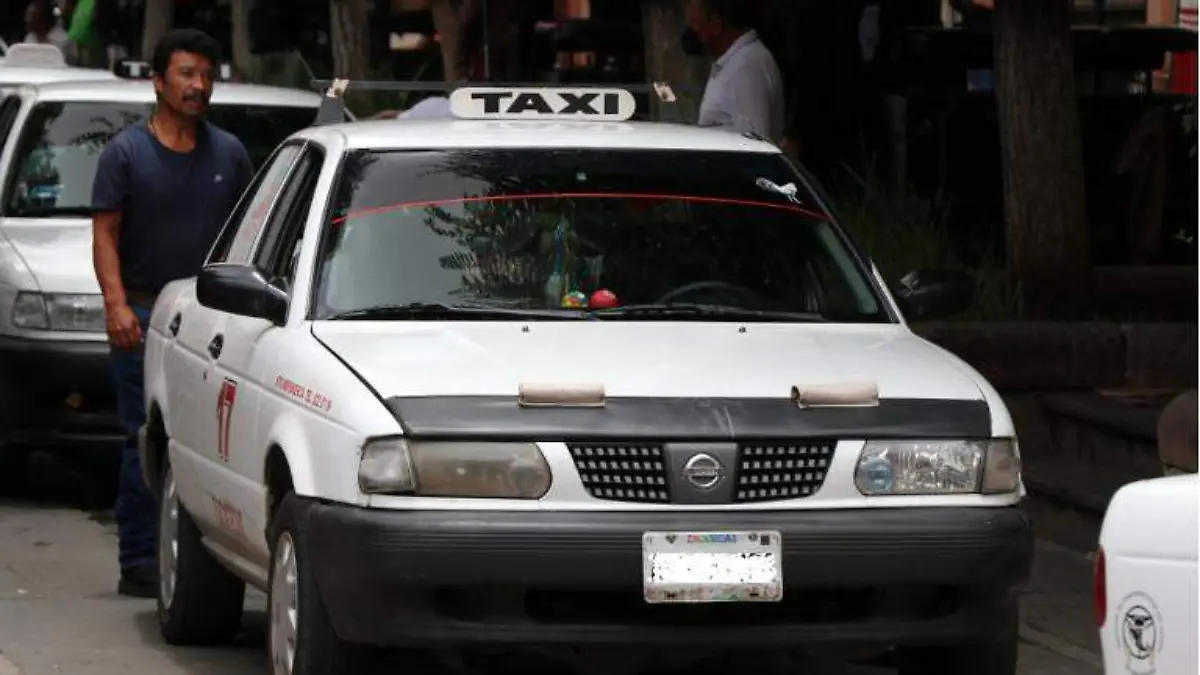 Taxis en un sitio en la capital zacatecana